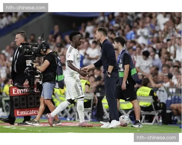 巴黎球员赛前抵达球场,球迷直播中捕捉巨星训练瞬间 巴黎球员赛前抵达球场,球迷直播中捕捉巨星训练瞬间