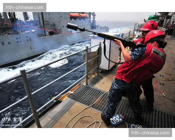 特写：镜头捕捉到巴萨教练组在半场休息时，于战术板上快速绘制新的跑位路线