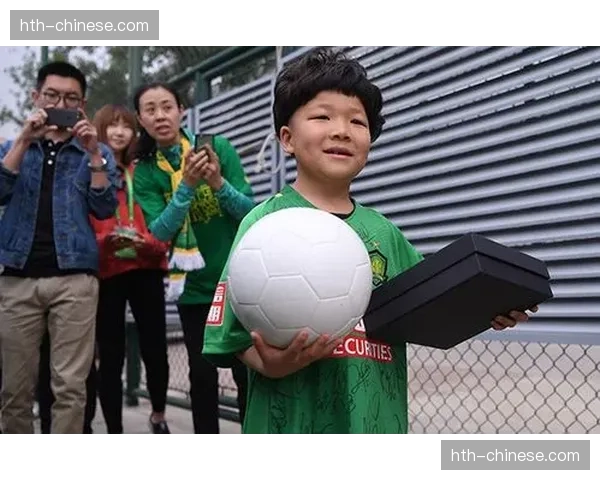 球迷互动：一位小球迷在中场投篮游戏中命中半场超远三分