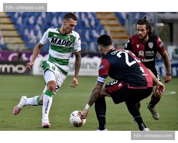 现场：大雨导致萨索洛主场部分看台漏水，比赛一度暂停十分钟